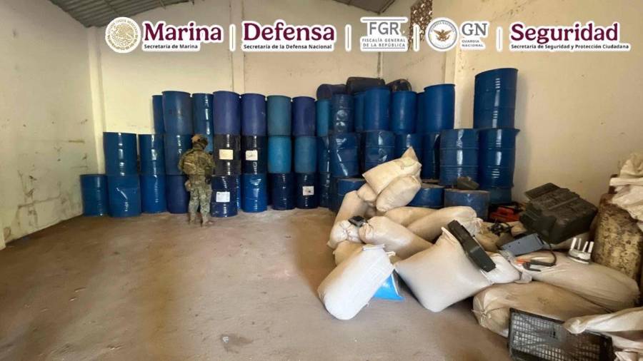 Omar García Harfuch informó que fuerzas federales desmantelaron un campamento clandestino y aseguraron más de 24 mil litros y 12 toneladas de sustancias químicas en Petatlán, Guerrero