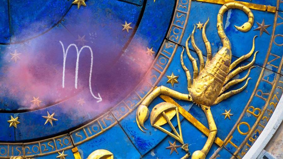 Escorpio, signo de agua regido por Marte y Plutón, simboliza el poder de la transformación.