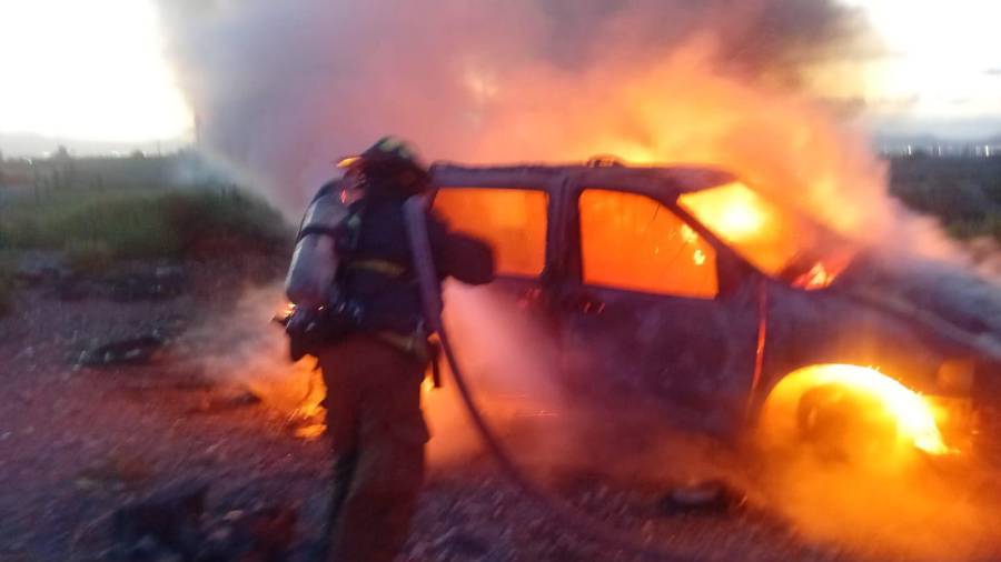 Elementos del cuerpo de bomberos acudieron al lugar para sofocar las llamas.