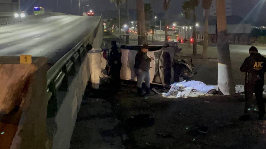 Elementos de Tránsito Municipal acordonaron el área para permitir las labores periciales en el lugar del accidente.