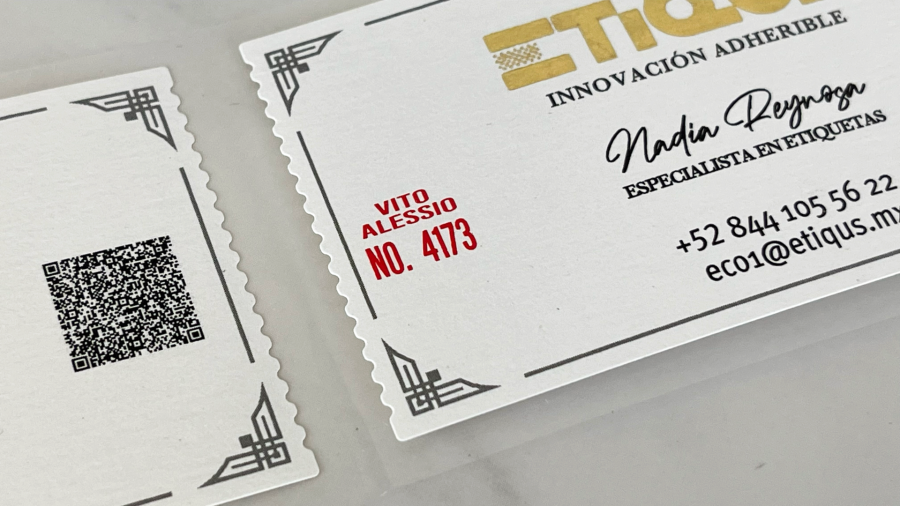 Lenz analiza no solo las características físicas de los papeles como texturas, colores y acabados, sino también las historias que cuentan.