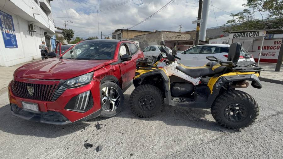 La camioneta resultó con severos daños en la parte frontal y lateral tras el fuerte impacto.