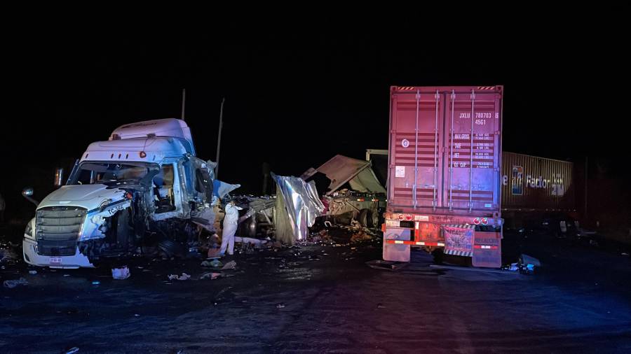 Restos de los dos tractocamiones involucrados tras el cierre total de la carretera a Zacatecas.