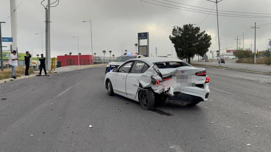 La parte posterior del vehículo MG quedó completamente destruida tras recibir el impacto de la camioneta que posterior a la colisión huyó.