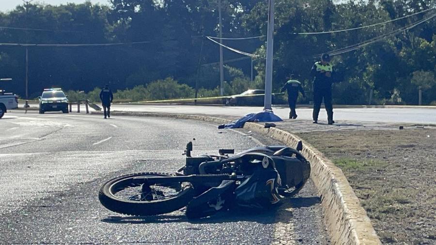 La motocicleta quedó varios metros adelante del sitio donde terminó el conductor.