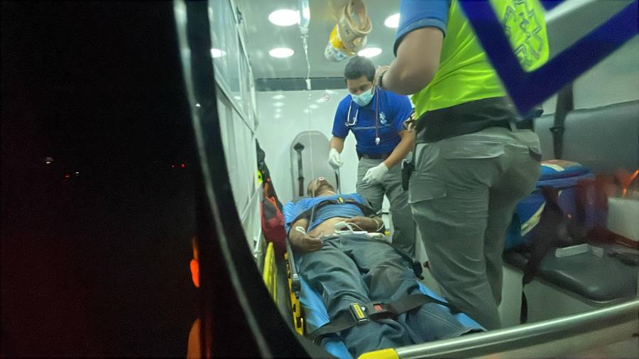 Personal médico del Hospital General informó que la víctima presentaba lesiones graves en brazos y abdomen, las cuales provocaron su fallecimiento.