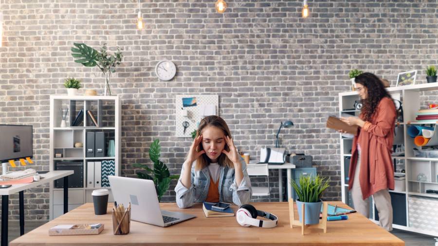 Dos de cada tres profesionales admiten tener serias dificultades para encontrar el tiempo y la energía necesarios para realizar sus tareas habituales debido a la sobrecarga digital en el trabajo.