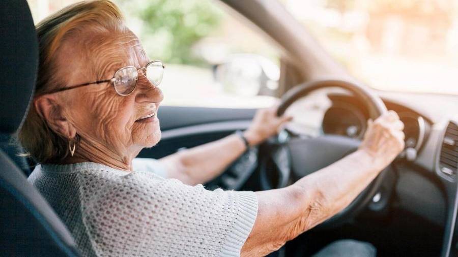 La Ley General de Movilidad y Seguridad Vial en México no establece una edad máxima para tramitar la licencia de conducir. Conoce qué factores sí se toman en cuenta.