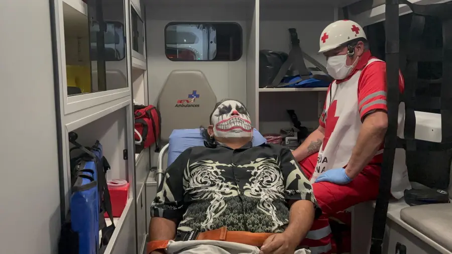 Paramédicos de la Cruz Roja atendieron al lesionado.