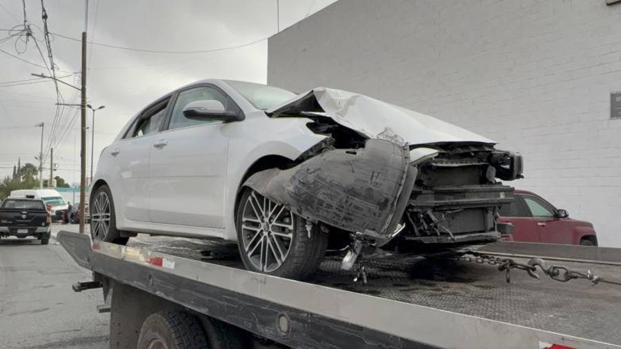 La parte frontal del automóvil compacto quedó severamente dañada tras no poder evitar la colisión contra la van de pasajeros.