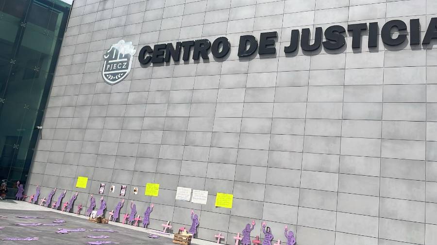 Feministas acompañan a Clarisa en audiencia.