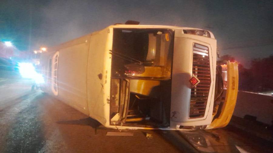 Un camión de personal volcó en General Escobedo tras impactarse contra un muro; 18 personas resultaron lesionadas.