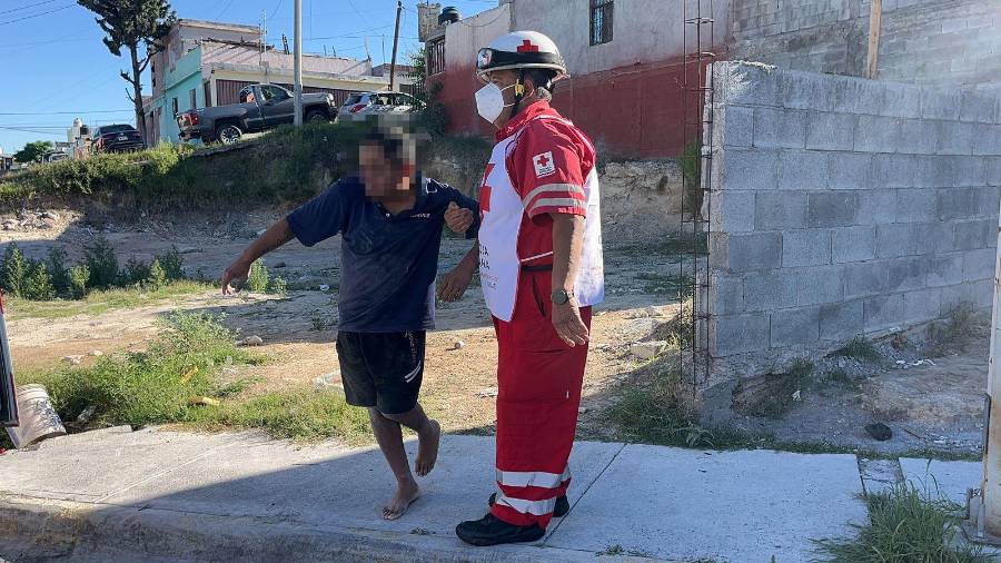 El incidente ocurrió en el cruce de las calles 44 y 13, donde el afectado tropezó con los bordos de una tapa de registro, provocándole una lesión en el tobillo que le impidió continuar su camino.