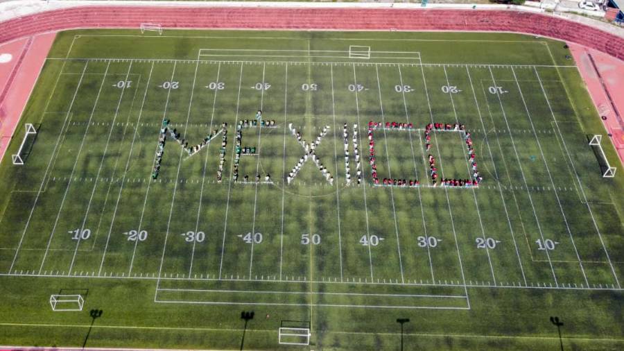 Los participantes formaron la palabra “México” mediante un mosaico en el estadio “Carlos Roldán Sanders”.