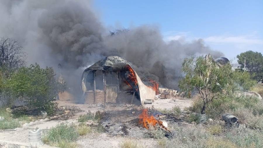 Eran oficinas de venta de terrenEl siniestro ocurrió en un inmueble ubicado sobre la calle Jalisco, donde las llamas consumieron parte de las antiguas oficinas que permanecían desocupadas desde hace varios años, de acuerdo con autoridades del lugar.