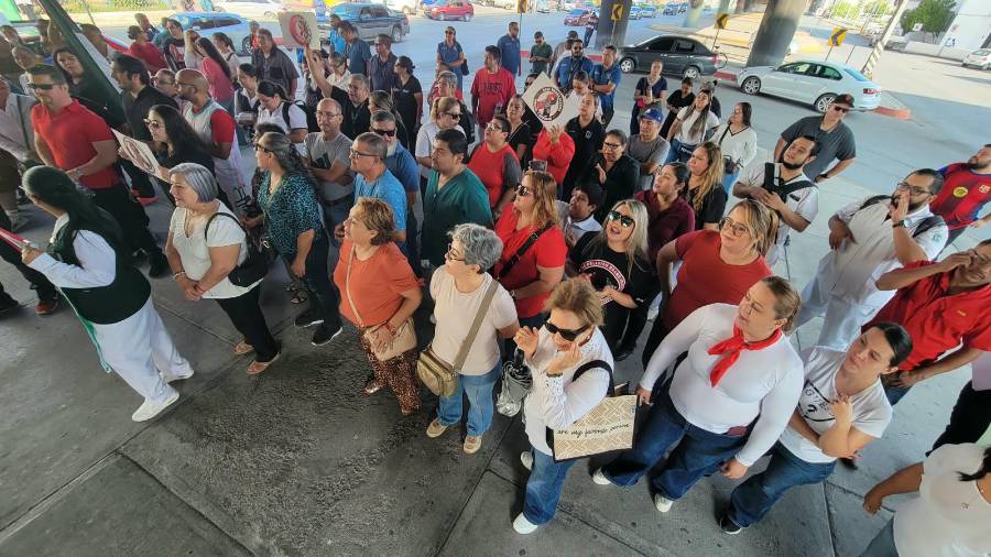En demanda de un mejor salario, mejores prestaciones y más personal, trabajadores del IMSS salieron a las calles de Monclova a exponer su descontento.