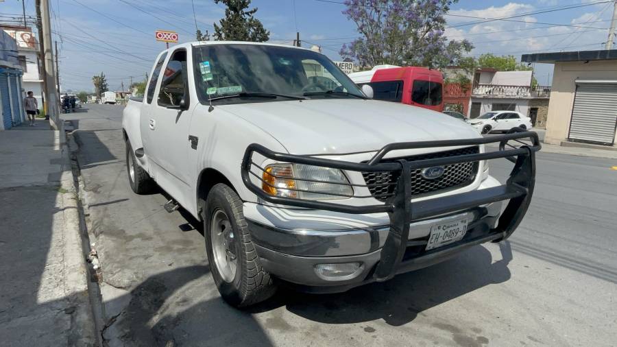 La unidad involucrada circulaba con dirección a Felipe J. Mery cuando se registró el impacto lateral que provocó daños en el espejo del vehículo.