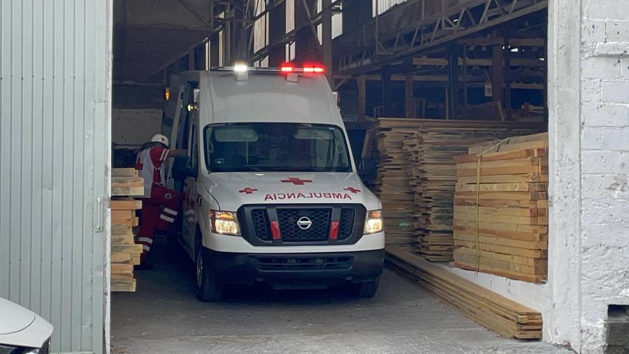 Paramédicos de la Cruz Roja ingresaron al establecimiento para atender al trabajador lesionado.