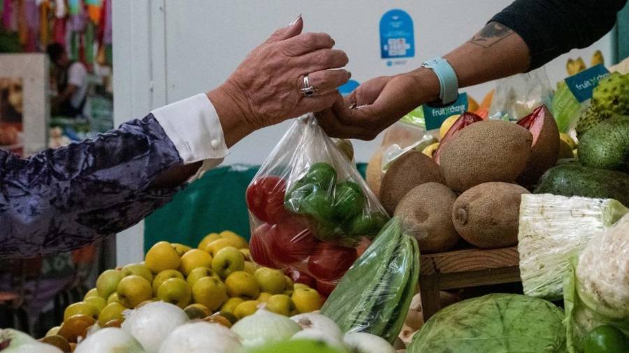 La canasta básica se encareció en marzo de 2026. El jitomate lideró el alza, mientras los hogares enfrentan mayores costos en alimentos y servicios.
