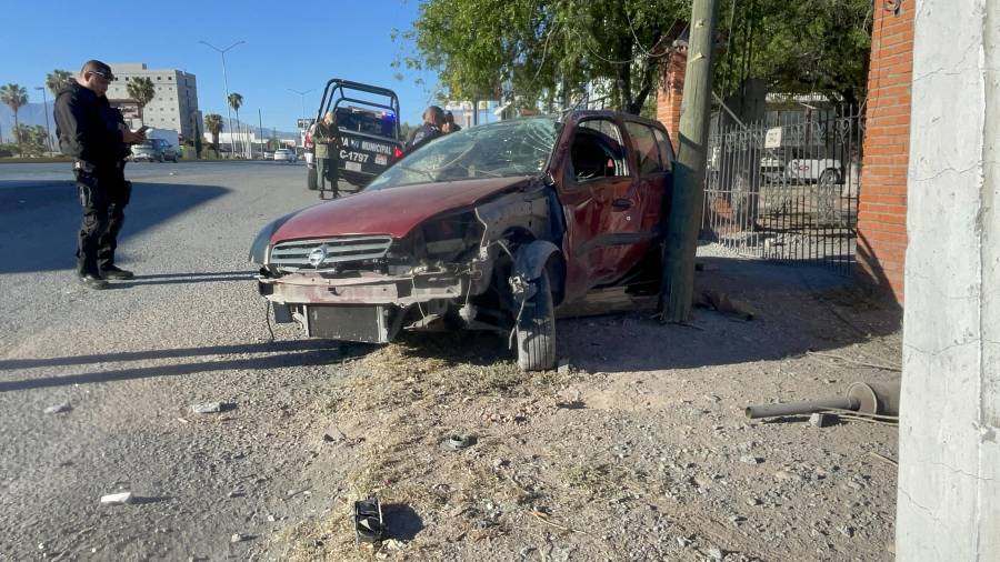 La unidad impactó contra postes y causó daños en la zona.