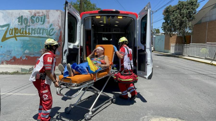 Paramédicos de la Cruz Roja brindaron los primeros auxilios a la mujer lesionada y realizaron una valoración de sus condiciones físicas para determinar el tratamiento médico correspondiente.