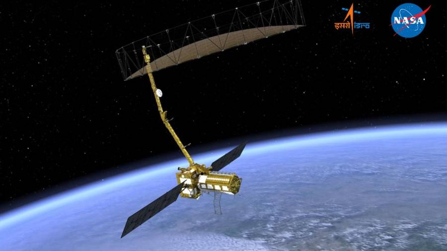 NISAR, desarrollada conjuntamente por ISRO y la NASA. Se trata de una misión global de imágenes por microondas en bandas L y S, con capacidad para adquirir datos polarimétricos e interferométricos completos.