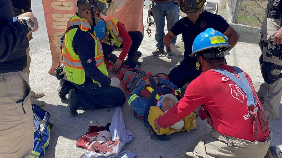 Bomberos y paramédicos brindaron atención al lesionado en el lugar del accidente.
