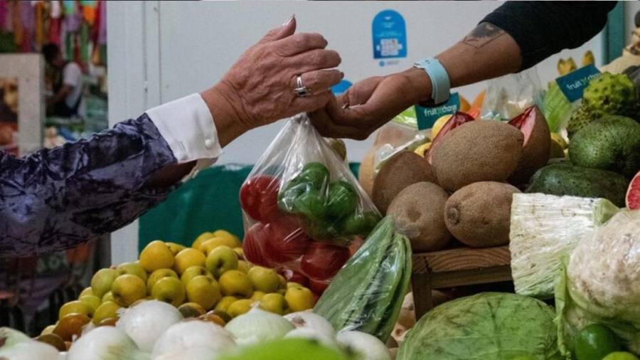 Datos del Inegi revelaron que los alimentos básicos aumentaron casi el doble de la inflación general durante abril, impulsados principalmente por el encarecimiento del jitomate, el chile y otros productos agropecuarios.
