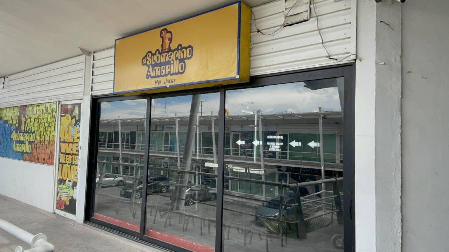 La fachada del restaurante-bar El Submarino Amarillo muestra los daños ocasionados tras el robo, donde los responsables derribaron parte de la pared de tabla roca para ingresar al local.