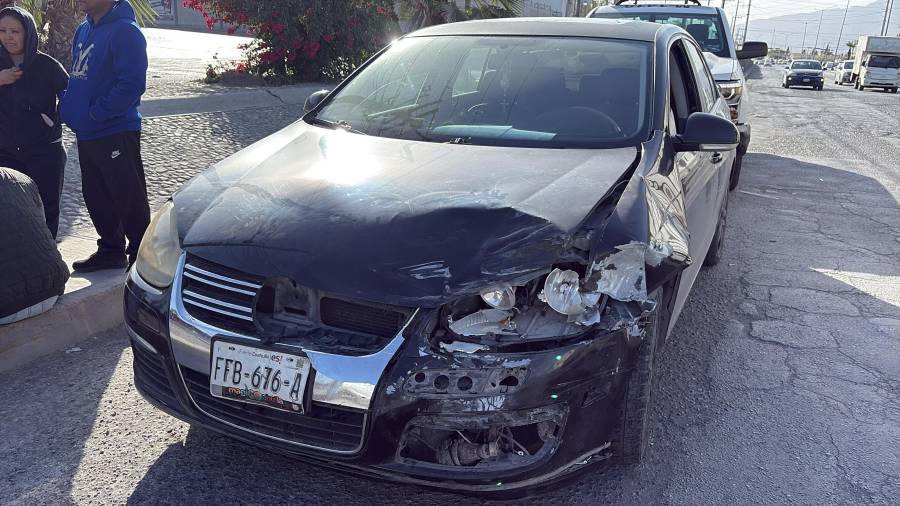 Los vehículos sufrieron cuantiosos daños materiales.