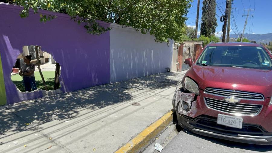 El percance dejó daños materiales en la barda del área de preescolar del Colegio Montessori, además de afectaciones en la parte frontal de la unidad involucrada.