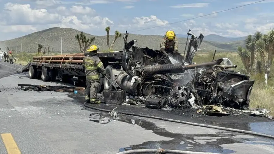 Bomberos trabajaron para sofocar el incendio que se originó en la cabina del vehículo de carga después de la colisión.