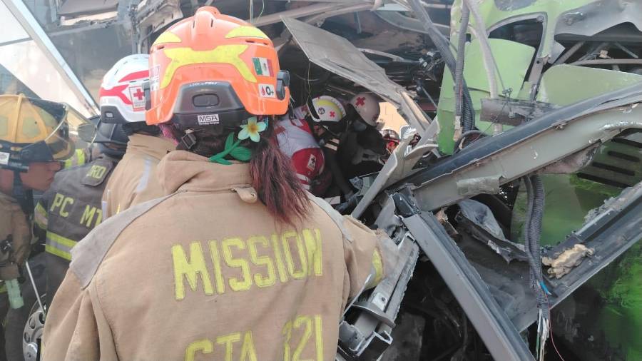 Equipos de emergencia atendieron el choque entre un camión y un autobús en el centro de Monterrey, donde se reportan al menos ocho personas lesionadas.