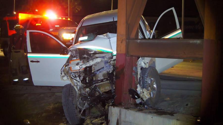 La camioneta terminó contra la estructura metálica de un puente peatonal sobre el bulevar Miguel Ramos Arizpe.