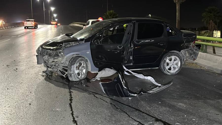 El Peugeot quedó con daños severos en la parte frontal luego de chocar contra la barrera.