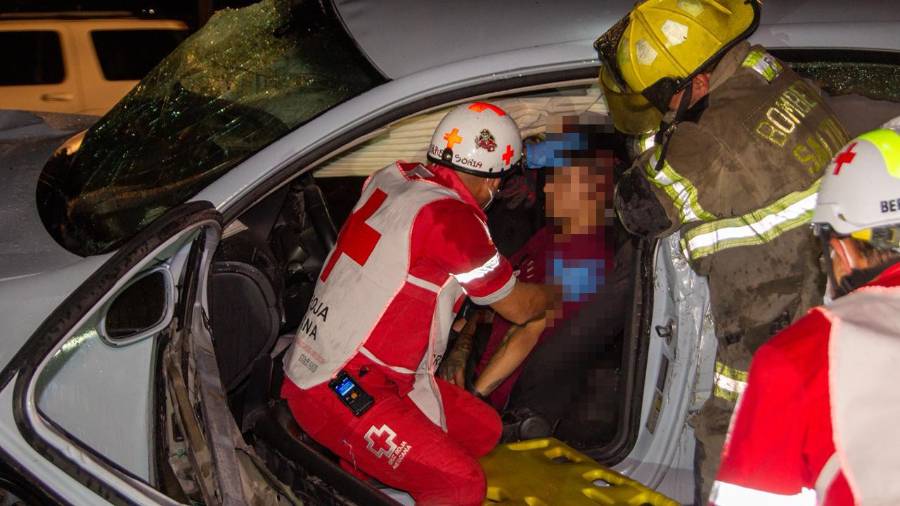 Paramédicos y bomberos trabajaron para liberar con vida al conductor, quien quedó prensado dentro del automóvil.