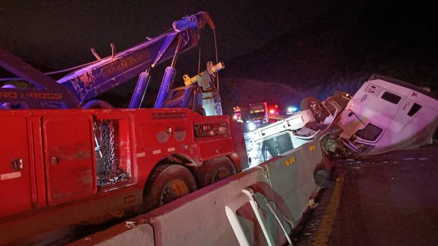 Equipo pesado fue utilizado para retirar la unidad siniestrada.