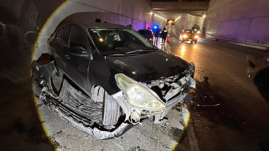 A pesar de lo aparatoso del accidente, el joven resultó ileso y salió por su propio pie.