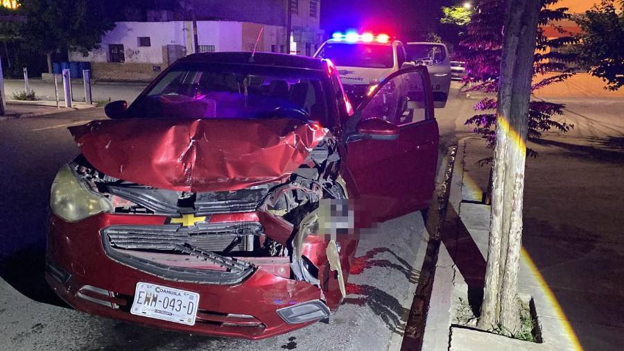 El automóvil Aveo quedó con daños de pérdida total tras impactarse contra una camioneta estacionada.