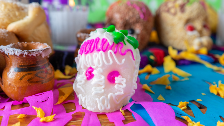 El Día de Muertos no solo es una celebración para honrar a los difuntos, sino también una oportunidad para consentir a la familia con sabores tradicionales.
