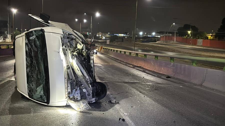 La vagoneta Nissan Urvan terminó volcada en el distribuidor vial “El Sarape” tras el accidente.