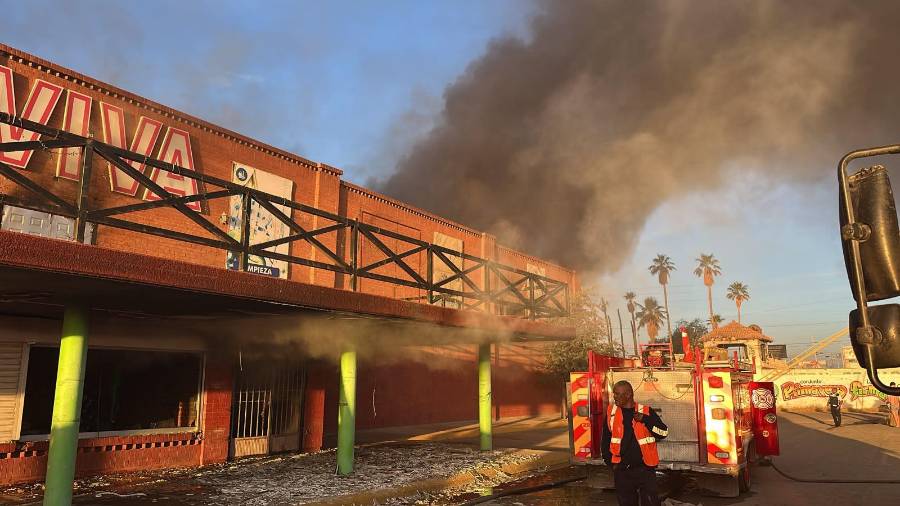 Bomberos de Torreón trabajaron para controlar el incendio registrado en las instalaciones de Casa Viva.