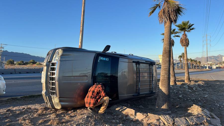 La camioneta Jeep Grand Cherokee terminó volcada sobre el camellón central del bulevar Fundadores.
