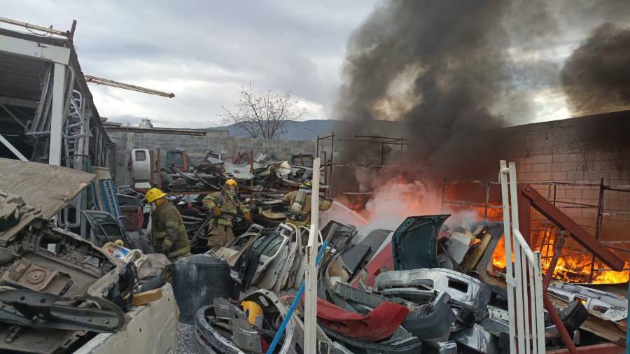 El área fue acordonada para permitir las labores de control del fuego y evitar riesgos.