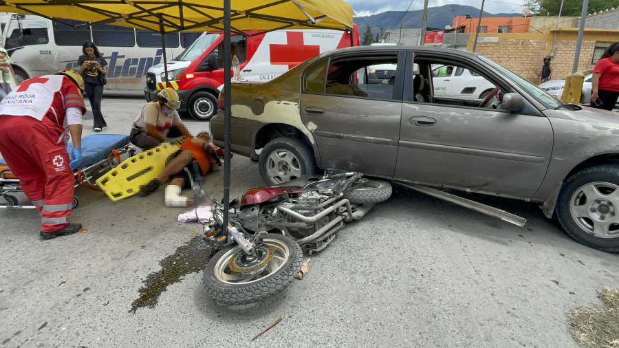 Un motociclista resultó gravemente lesionado luego de verse involucrado en un accidente vial en el cruce de la avenida Central y la calle 14, donde sufrió una fractura expuesta en una de sus piernas.