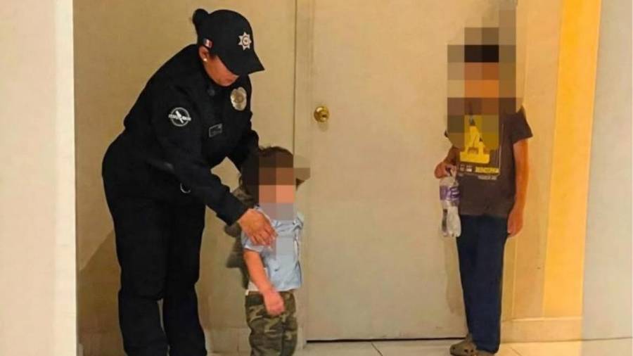 Dos menores de edad que presuntamente fueron abandonados por su propia madre en el estacionamiento de un centro comercial fueron rescatados por policías de Monterrey.