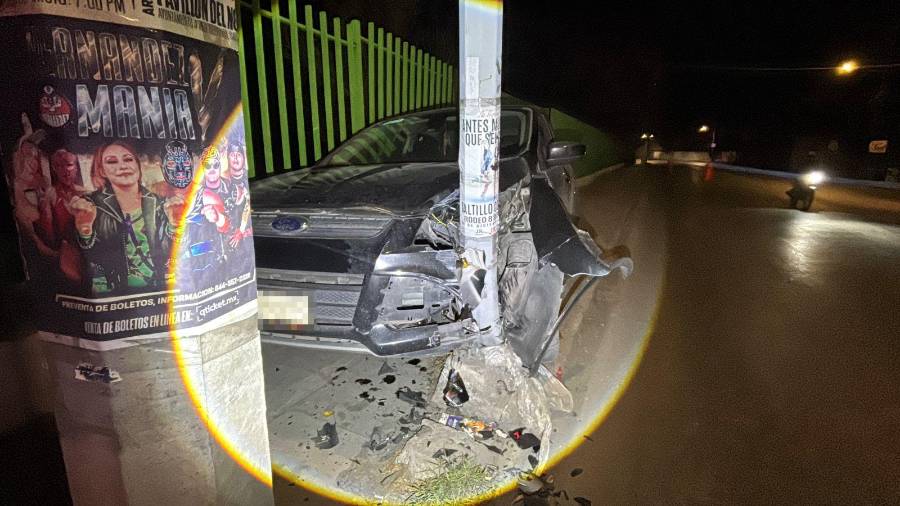 La camioneta Ford Escape terminó con severos daños en la parte frontal tras impactarse contra un poste metálico.