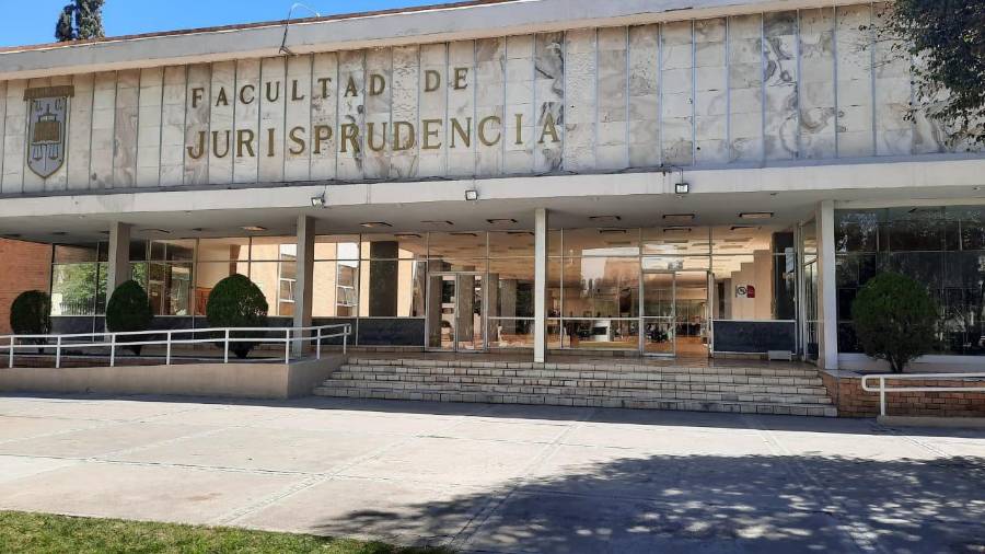 Académicas y estudiantes de la Facultad de Jurisprudencia de la UAdeC iniciaron una recolección de firmas para impulsar una mayor participación de mujeres dentro del claustro docente.