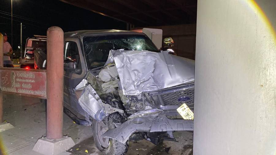La camioneta terminó contra una de las columnas que sostienen el puente vehicular.