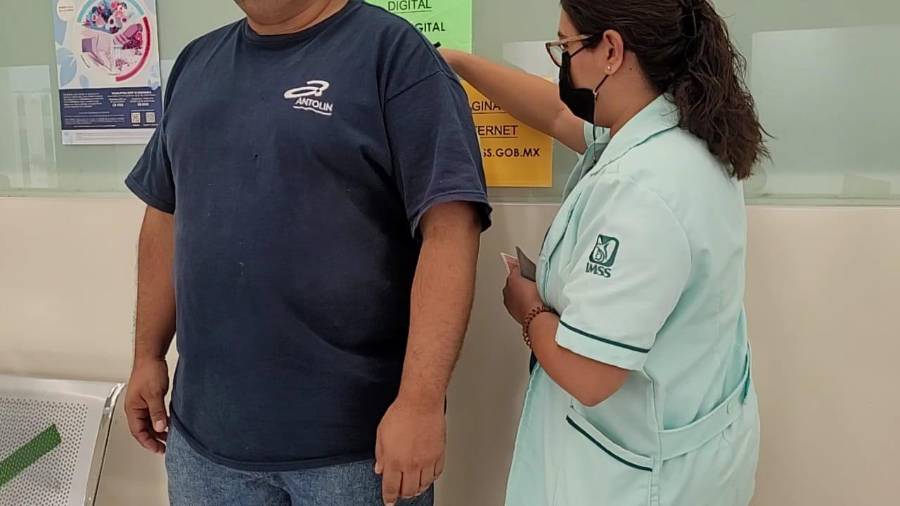 La obesidad es causada por consumir más calorías de las que el cuerpo gasta, generando acumulación de grasa.